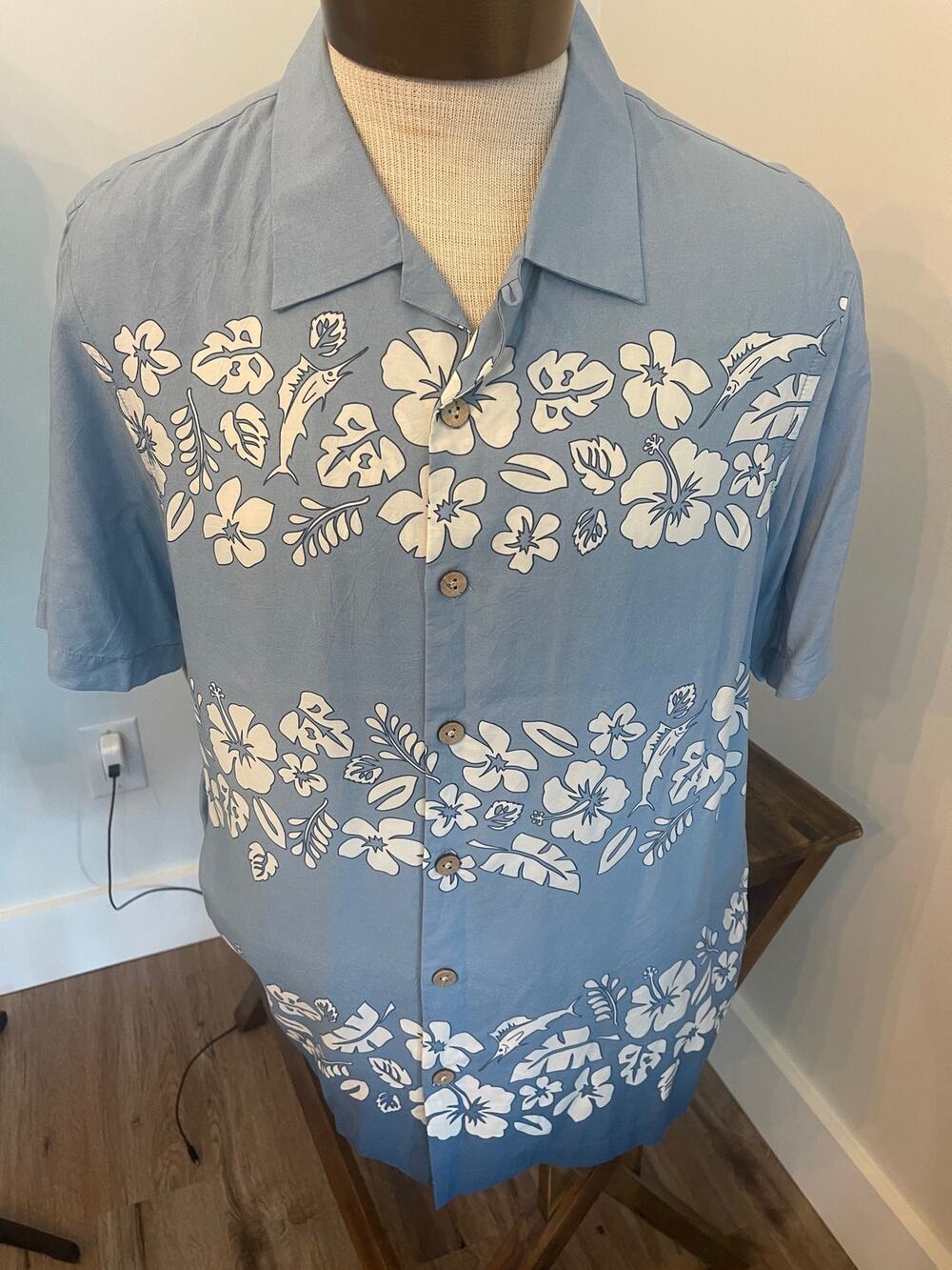 Tommy Bahama Vintage Relax Blue Hawaiian Shirt 100% Rayon Size Medium